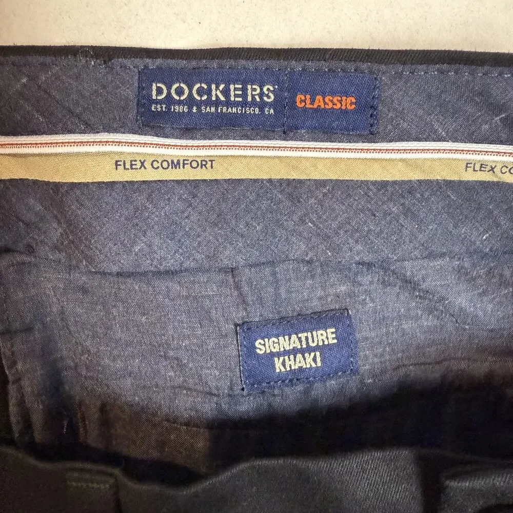 Dockers Signature Khaki Pants Men 32x30 Black Pleated Classic Fit Flex Waistband